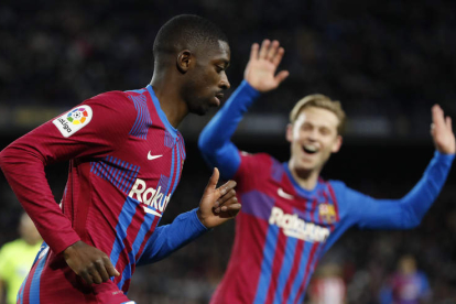 Ousmane Dembélé y Frenkie de Jong celebran el segundo gol del equipo blaugrana ante el Athletic Club en el Camp Nou. ALBERTO ESTÉVEZ