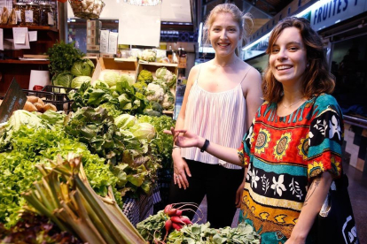 Las vegetarianas Patricia y Teresa, en el mercado.