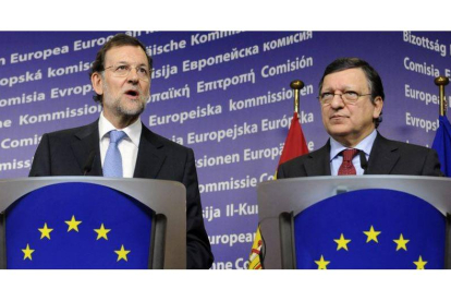 El presidente de la Comisión Europea, José Manuel Durao Barroso (dcha), y el presidente del Gobierno español, Mariano Rajoy, atienden a la prensa tras la reunión mantenida por ambos responsables en la sede de la Comisión Europea.