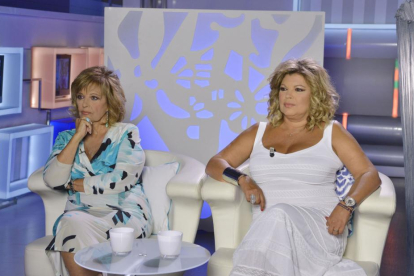 Maria Teresa Campos y su hija Terelu, en el debate posterior a la emisión de 'Las Campos'.