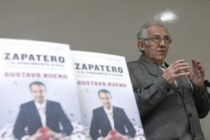 Gustavo Bueno, durante la presentación de su libro sobre Zapatero en octubre del 2006.