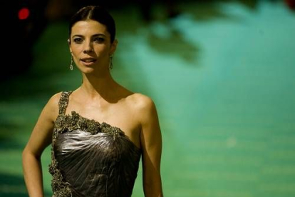 Maribel Verdú sorprendió con un espectacular vestido drapeado de Alberta Ferreti de color plateado y con pedrería incrustada.