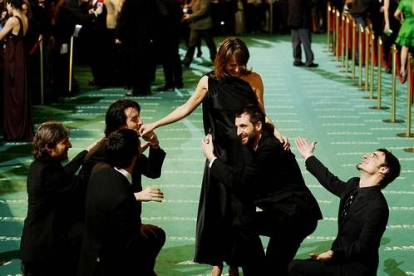 El reparto masculino de la película Bajo las estrellas reverencia la presencia de la actriz Emma Suárez.