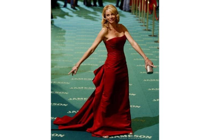 Belén Rueda, candidata al Goya a la mejor actriz protagonista por su papel en El orfanato, escogió para la velada un vestido de cola de color cereza y palabra de honor firmado por Carolina Herrera.