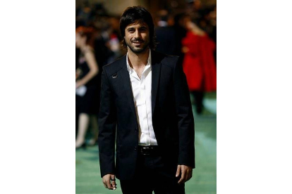 Hugo Silva, uno de los rostros masculinos más deseados de la televisión española, se presentó vestido de manera informal.