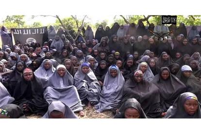 Las menores secuestradas por Boko haram, en una imagen de un vídeo del grupo extremista nigeriano, vestidas con velo de cuerpo entero, el 12 de mayo de 2014.