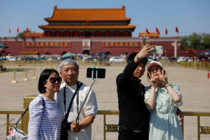 Turistas chinos se hacen un selfie en la plaza de Tiananmen.