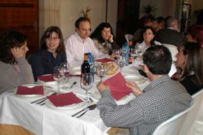 El director de la Uned, José Luis Torres (centro), en la mesa que compartió con el alumnado