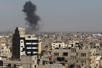Una columna de humo en Rafah tras el bombardeo israelí.