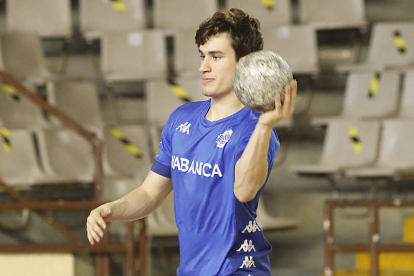 Gonzalo Pérez en un entrenamiento del Abanca Ademar en el Palacio de Deportes. MARCIANO PÉREZ