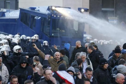 La policía dispara cañones de agua contra los manifestantes de Pegida, este sábado, en Colonia.