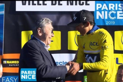 Eddy Merckx saluda a Bernal en el podio de la París-Niza.