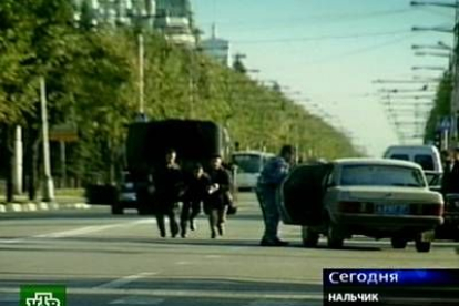 Un grupo de milicianos atacado edificios policiales y gubernamentales con armas pesadas y explosiones que han obligado a la evacuación de una escuela.