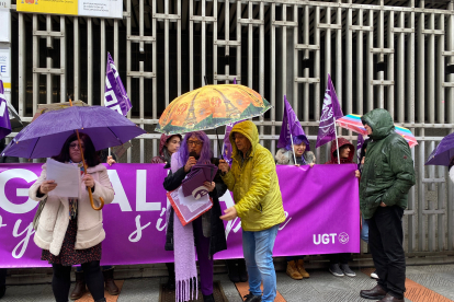 CC OO y UGT se concentran frente a Trabajo. A. CALVO