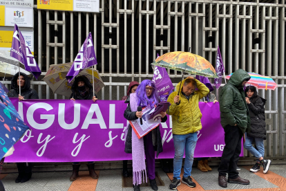 CC OO y UGT se concentran frente a Trabajo. A. CALVO