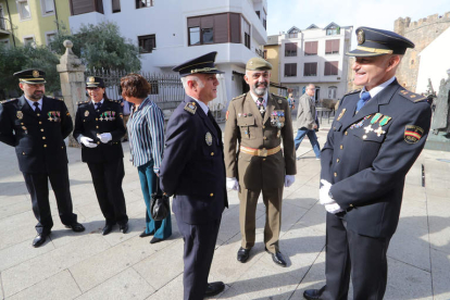 A la derecha, el jefe accidental de la comisaría, José Fernando Rodríguez, ayer junto a otros mandos. L. DE LA MATA