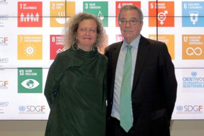 Paloma Durán, Directora del Fondo para los Objetivos de Desarrollo Sostenible de Naciones Unidas, y César Alierta, antes de la presentación del acuerdo.