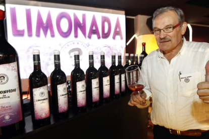 José Luis Prada posa junto a la botella de la limonada de León.