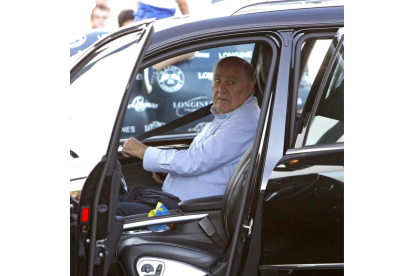Amancio Ortega en su coche, al salir de un concurso hípico. CABALAR