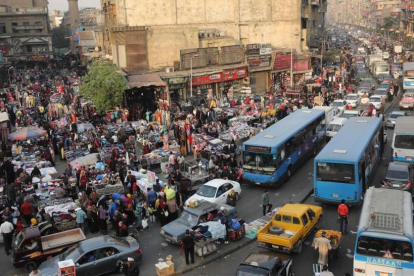 Escena de vida callejera en el distrito de al-Attaba, cerca del centro de El Cairo, el 12 de diciembre.