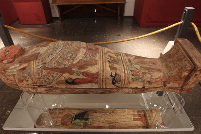 Detalle del sarcófago egipcio que forma parte de los fondos del Museo Bíblico y Oriental. ARCHIVO