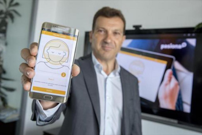 El director general de Pasiona, David Teixidó, en la sede de su empresa, en el 22@, mostrando la app de Arquia