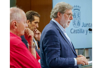 Imagen de los agentes sociales de Ceoe, UGT y CC OO tras su reunión con la Junta. NACHO GALLEGO