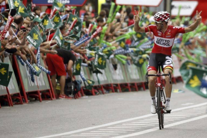 El ciclista australiano del equipo Lotto Adam Hansel celebra su victoria en la decimonovena etapa de la Vuelta.
