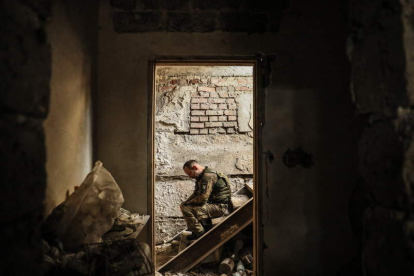 Un militar ucraniano descansa en un edificio en una posición de primera línea en Donetsk. OLEG PETRASYUK