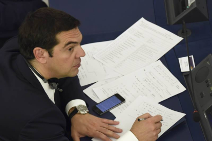 El primer ministro griego, Alexis Tsipras, toma notas durante el pleno del Parlamento Europeo (PE) celebrado hoy, miércoles 8 de julio en Estrasburgo (Francia).