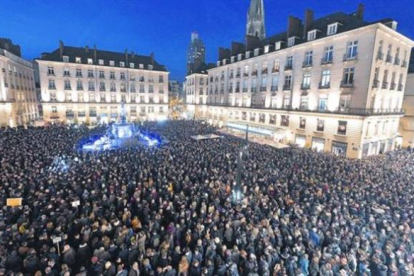 Concentración multitudinaria en la Place Royale de Nantes.