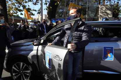 Pablo Casado el domingo en coche en Madrid, en la manifestación contra la ‘Ley Celaá’. JUANJO MARTÍN