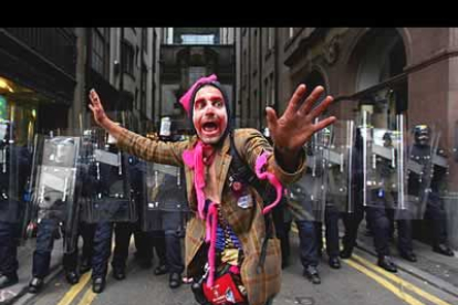 La Policía ha confirmado el arresto de unos 100 individuos en el centro de Edimburgo. Los manifestantes se enfrentaron a un millar de agentes en el centro financiero de la capital escocesa.