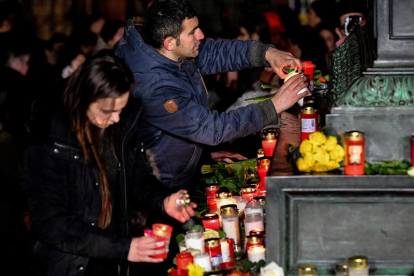 Unos ciudadanos encienden velas en memoria de las víctimas en Hanau.