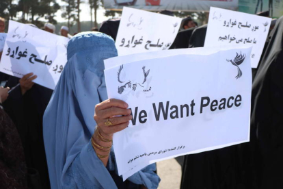 Una mujer pide paz en Afganistán. JALIL REZAYEE