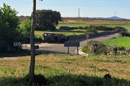 Uno de los vehículos militares parado en la carretera afectada. DL