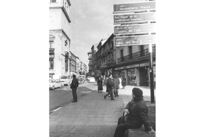 Fotografía de la entrada a la calle Ancha cuando estaba abierta a la circulación del tráfico. NORBERTO