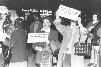 Manifestación por la apertura del tráfico por la calle Ancha hacia el Ejido en 1997. RAMIRO