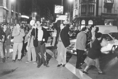 Manifestación por la apertura del tráfico por la calle Ancha hacia el Ejido en 1997. RAMIRO