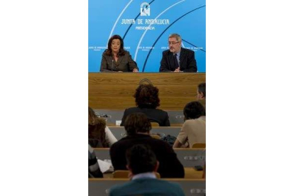Los consejeros andaluces de Presidencia y Economía.