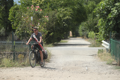 Los ciclistas aprovechan las sendas que han quedado en los lugares por donde circulaba el tren. L. DE LA MATA