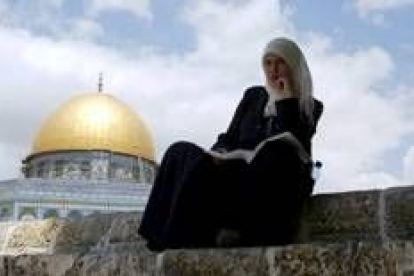 Una mujer musulmana delante de la mezquita de Jerusalén