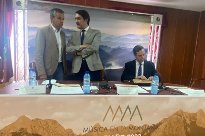 El consejero de Medio Ambiente, Vivienda y Ordenación del Territorio, Juan Carlos Suárez-Quiñones, presenta el programa del Riaño Trail Run y Música en la Montaña. RAMIRO