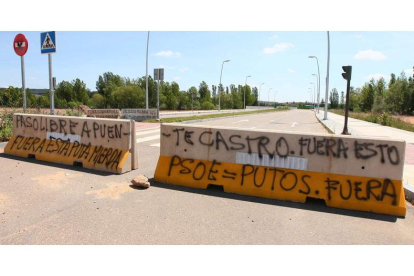 Barreras impiden el tránsito en lo que debería ser la continuación entre La Lastra y la avenida de San Froilán en Puente Castro.