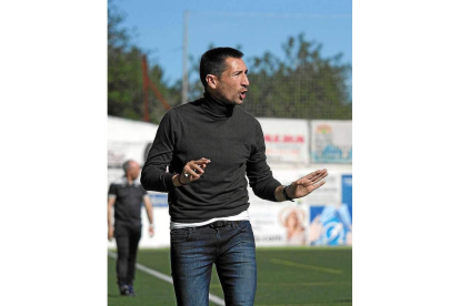 Raúl Casañ sigue esperando la respuesta de la Cultural tras dejar el Peña Deportiva Santa Eulalia. DL