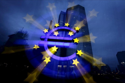 Imagen del símbolo del euro frente a la sede del BCE en Francfort.