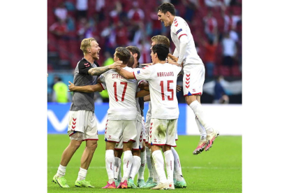 Los daneses celebran el pase a cuartos de final de la Eurocopa. OLAF KRAAK