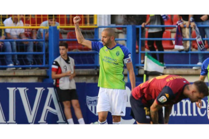 Yuri celebra el gol del empate ante el Extremadura, su cuarta diana de la temporada, tras transformar el penalti cometido por Casto sobre Kaxe. josé MANUEL ROMERO