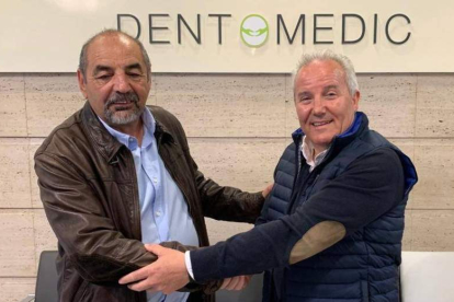 Manuel Díaz y Avelino Villa sellan el acuerdo de patrocinio. DL