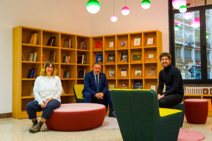 Andrea Muñoz, interiorista autora del proyecto; Eduardo Morán, presidente de la Diputación, y Pablo López, diputado de Cultura. DL